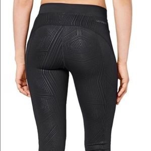 IVY PARK “linear print” mid rise “V” leggings